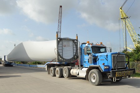 Windmill blades transported by Roll-Lift USA 